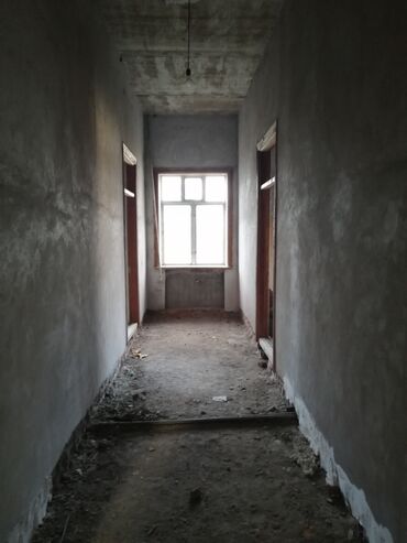 Köhnə tikili: Obyekt: Köhnə üslubda, geniş otaqlara və böyük pəncərələrə malik — 2