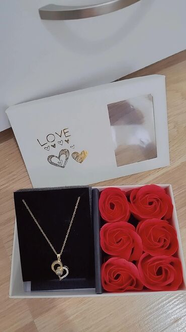 диадема для волос: Подарочный набор “Love”: подвеска и розы в коробке. - Комплектация
