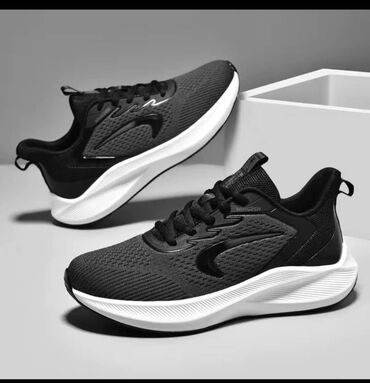 черная обувь: Продаю кроссовку 40 размер качество хорошее