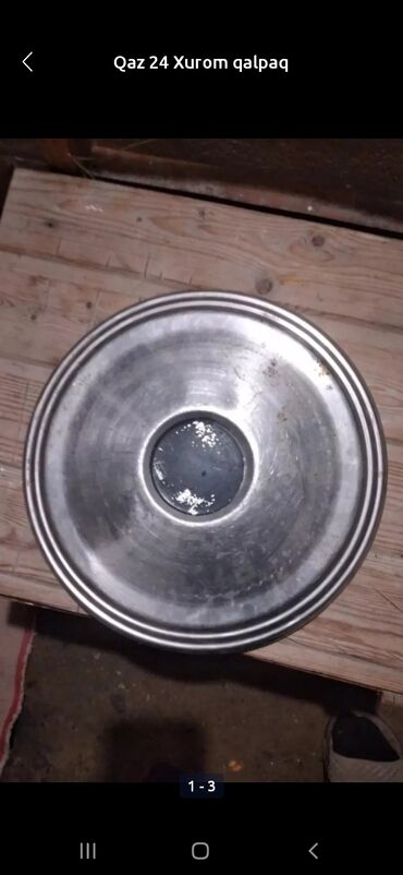 17 teker: GAZ 24 avtomobili üçün xrom örtüklü təkər qapağı. - Material: Xrom -