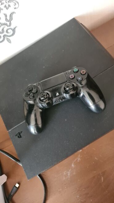 PS4 (Sony PlayStation 4): Продаю пс4 1джойстик В комплекте: заряд для джойстика, провод html и