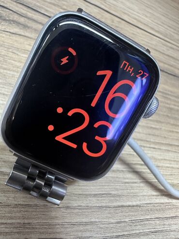 aaple watch: Продаю Apple wants se 1-44 Есть мелкие царапины на стекле пот пленкой