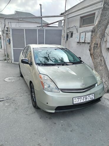 gunu 20 manata masinlar: Toyota Prius: 1.5 l | 2006 il Hetçbek