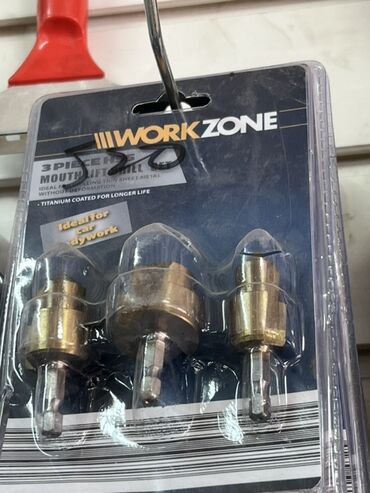 тик бурчтук суроту: Комплект из трех ступенчатых сверл Workzone. Сверла имеют титановое