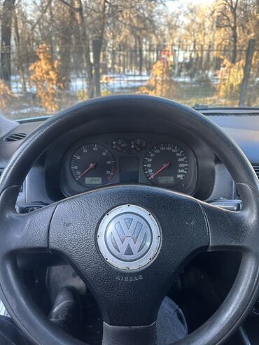 Volkswagen: Volkswagen Bora: 2003 г., 1.6 л, Механика, Бензин, Седан