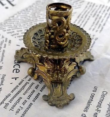 Sveće i svećnjaci: Antikvarni mesingani svećnjak sa grotesknim likovima. Tronogi — 9