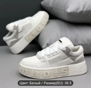 balenciaga triple s купить в бишкеке: Продаю брендовые кроссовки люксового качества, размер 38,5. уже в