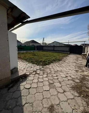 квартирный дом: Дом с участком - Одноэтажный жилой дом на огороженной территории. По — 6