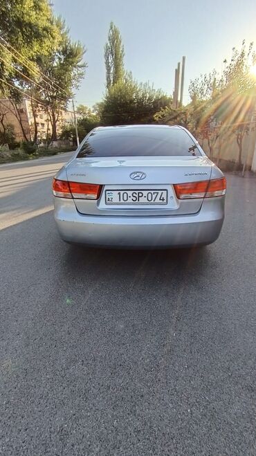 Hyundai: Hyundai Sonata (gümüşü rəng), AZ dövlət nömrə nişanı 10-SP-074 — 2