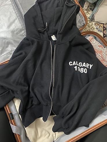 Другая женская одежда: Продаю вещи каждая вещь стоит 500 сом кроме серой футболки черной — 1