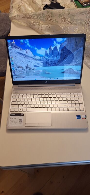 Apple MacBook: HP 15 seriyalı noutbuk Salam . tam islek ve saqlamdir. HP