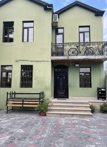 Həyət evləri və villaların satışı: Xırdalan dairəsi çox gözəl yerde yerlesir 2evdi küçələri ayridi 2ailə — 1