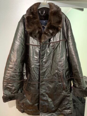 коричневое пальто: Продаю мужскую дублёнку в отличном состоянии. Воротник норка. Размер