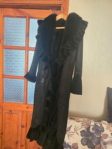 deri geyim: Qadınlar üçün uzun qara kürk-palto - Model: Uzun, A-kəsimli siluet — 2