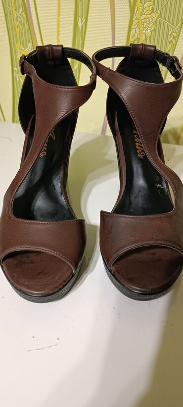 Босоножки, сандалии, шлепанцы: Продаю босоножки, 39 размер, совершенно новые, каблук 9 см, одевала
