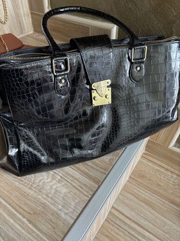 benetton torbe: Shoulder bag, Material: Faux leather at lalafo.rs benetton torbe: Shoulder bag, Material: Faux leather