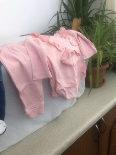 Dəstlər: Körpə geyim dəsti - 3 ədəd qalın, ayaqlı tulum: - Açıq mavi rəngdə — 55