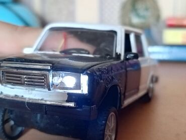 Oyuncaqlar: Məhsul: LED işıqlı kiçik ölçülü model avtomobil Təsvir: - Korpus — 4