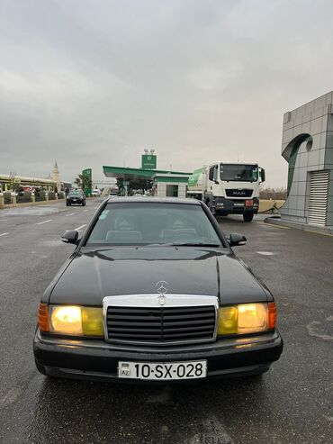 panorama mercedes: Mercedes-Benz 190: 1.8 l | 1990 il Hetçbek