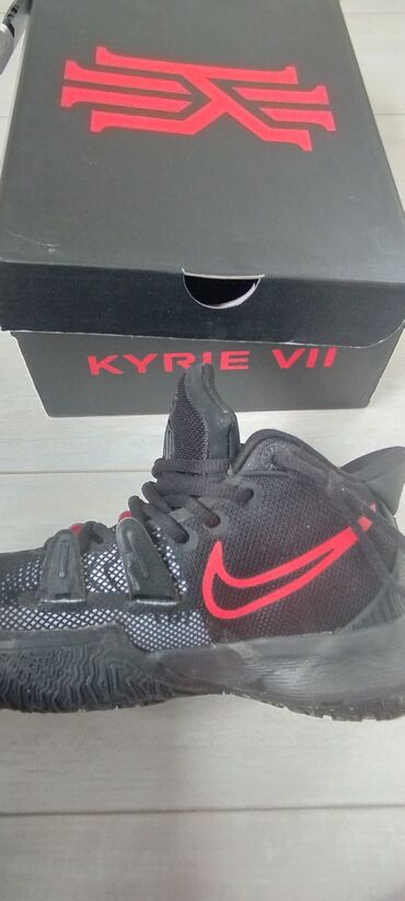 кроссовки 35 36: Nike Kyrie VII 
35.5-36(!)
надели несколько раз, не подошёл по размеру