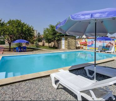 Отели и хостелы: Сдаю дом в аренду. С бассейном в Бишкеке. есть 5 номеров с душевом, и — 2
