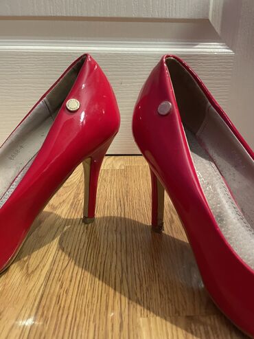 sivo odelo i braon cipele: Pumps, 38