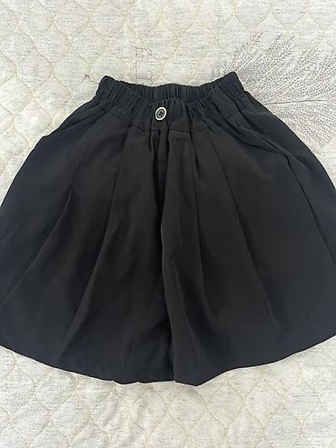 Şortlar: Qara geniş kəsimli qadın şortu - Rəng: qara - Model: yüksək belli — 1