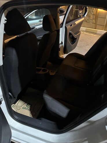 Volkswagen: Volkswagen Jetta: 0.2 l | 2012 il Sedan — 6