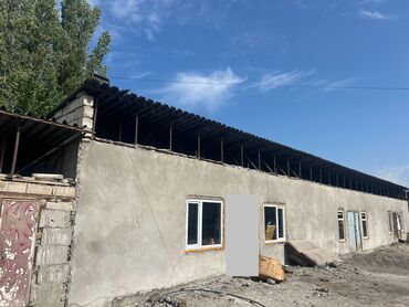 земельный участок в караколе: Сдается помещение 170 кв.м Участок 5.5 сотых Район Аламединского рынка