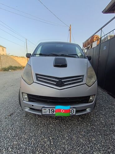 əllə çəkilmiş maşın şəkilləri: Gümüşü rəngli mini MPV, şəhər daxilində və qısa məsafəli səyahətlər
