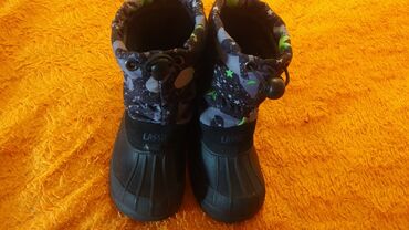 детская утепленная обувь: Детские сапожки утеплённые. 25 размер.Б/У в хорошем состоянии