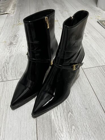 Ботинки и ботильоны: Черные демисезонные ботинки на каблуке - Элегантные полусапожки из — 1