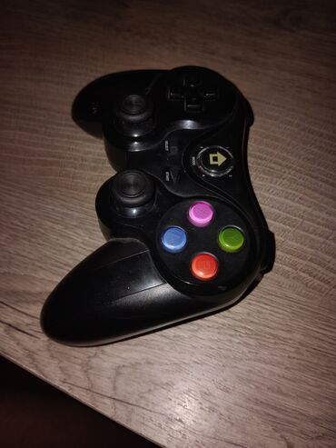 Erqonomik dizayna malik bu qara rəngli simsiz gamepad müxtəlif oyun