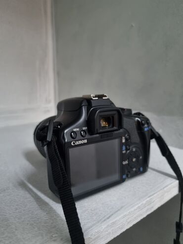 продам фотоаппарат canon: Зеркальная камера Canon EOS 4500 в черном корпусе. В комплекте идет