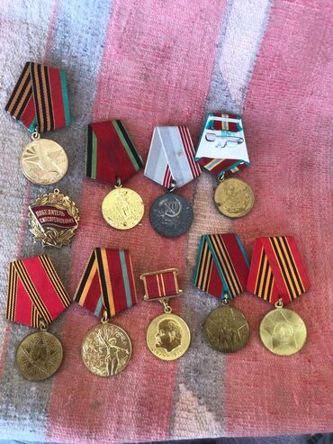 Антикварные вазы: SATILIR Sovet dövrünə aid kolleksiya medal və nişanları dəsti. Dəstdə
