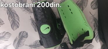 Duksevi: Dečiji duks sa kapuljačom bež boje. Dukserica ima crni rajsferšlus i — 3