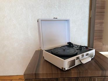 gramofon satilir: Retro dizaynlı, müasir funksiyalara sahib patefon – val oxudan! Bu — 5