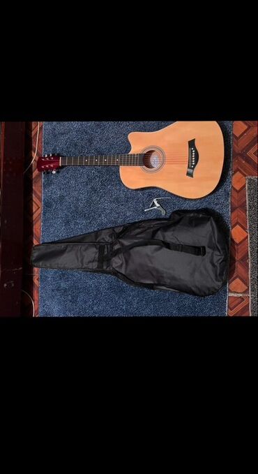 электрогитара для новичка: Акустическая гитара с вырезом (cutaway) формата дредноут. Натуральный