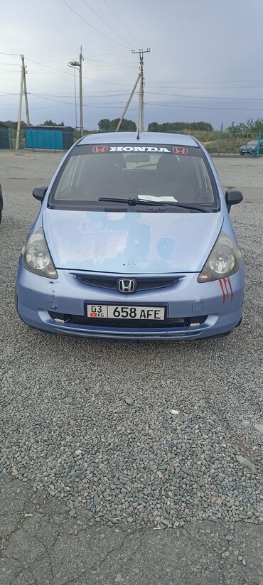 маленькая машина: Хэтчбек Honda жаз в светло-голубом цвете с пятидверным кузовом