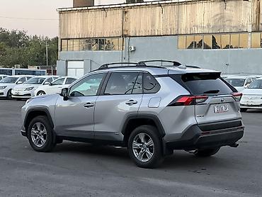 2023: Toyota RAV4: 2023 г., 2.5 л, Гибрид — 4