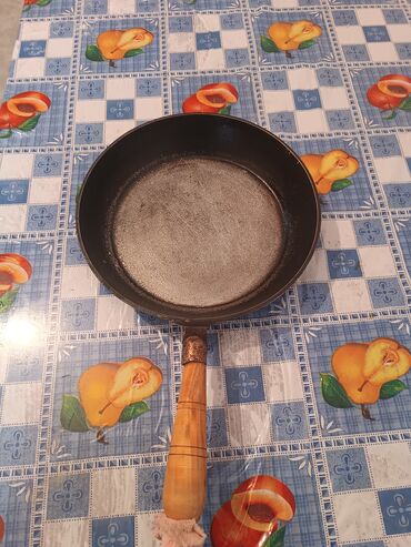 сковородки ikea: Сковородка 500 сом, железные подносы (6 шт) 50 сом за 1 шт