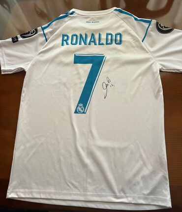 Ağ rəngdə, Real Madrid futbol klubunun loqosu, Adidas markasının