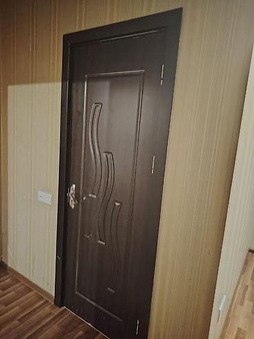 ata şəkilləri: MDF interyer qapıları – qəhvəyi rəng, minimalistik dalğavari dekor — 2