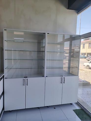 Mağaza vitrin mebeli – şüşəli vitrin dolabları və kassanın qarşısı