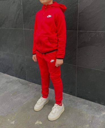 Komplet trenerke: Decije trenerke
Unisex
8 - 14
Uvoz Turska
3200 — 1