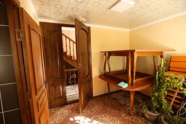 Продажа домов: Дом, 300 м², 8 комнат, Собственник — 19