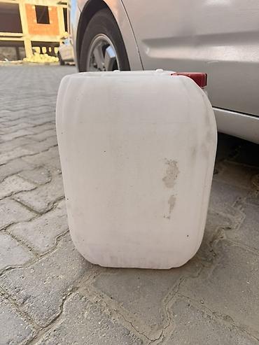 Plastik kanistr (bidon) - Həcm: təxminən 20–25 litr - Material