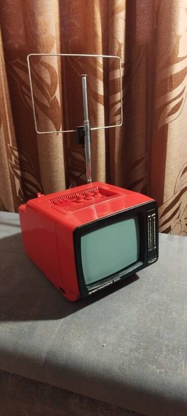 Əntiq vazalar: Köhnə mini tv və radio - Studiyada dekor kimi istifadə edillib