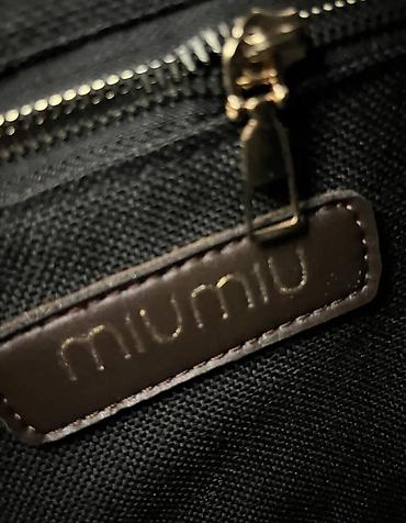 lil solid accessories: Miu Miu ženska torba u crnoj boji, sa prepoznatljivim reljefnim — 4