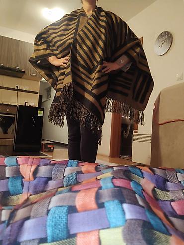 Pleteno žensko pončo-ogrtač - Model: pončo sa otvorenim prednjim